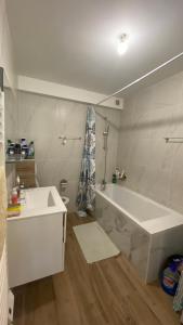 圣热尼普伊Modern and well done flat Geneva - self check-in的白色的浴室设有浴缸和水槽。