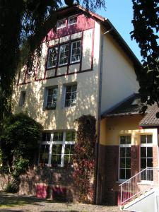 门兴格拉德巴赫Kleines Apartment in Mönchengladbach-Neuwerk的一座大型白色房屋,设有红色屋顶