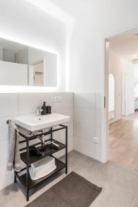 埃朗根JAMA Natur Pur, Freies Parken, Gruppe&Familie的白色的厨房配有水槽和镜子