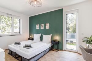 埃朗根JAMA Natur Pur, Freies Parken, Gruppe&Familie的一间卧室设有一张大床和绿色的墙壁