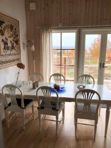 塔尔伯格Semi-detached house with lakeview in Tällberg 6 beds的用餐室配有桌椅和桌椅