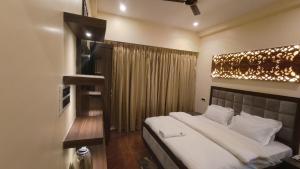穆扎夫法尔普尔Ratna Hotel & Banquet的一间卧室,卧室内配有一张大床