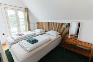 哥本哈根Quiet apartment的带窗户的客房内设有两张单人床。