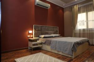 开罗Luxurious apartment - New Cairo的一间卧室设有一张大床和一个窗户。