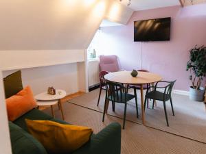 哥本哈根Quiet apartment的客厅配有桌椅和沙发