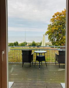 赛巴特班森哲迈尼尔酒店的享有带桌椅的庭院的景色。