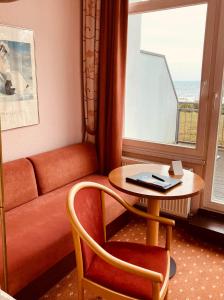 赛巴特班森哲迈尼尔酒店的一间配有沙发、桌子、桌子和窗户的客房