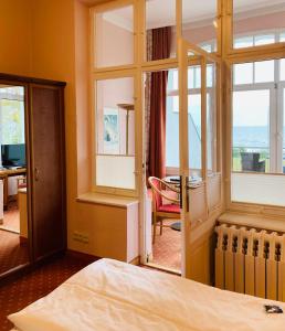 赛巴特班森哲迈尼尔酒店的一间卧室配有一张床,享有海景