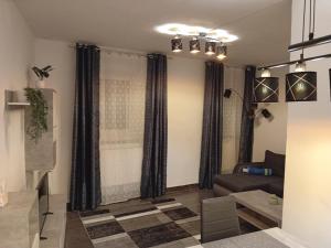 默德林Klosterappartment的客厅配有黑色窗帘和沙发