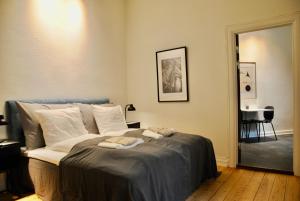 欧登塞Aparthotel Mageløs 12的一间卧室配有一张床,上面有两条毛巾