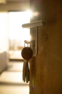 邦多勒普莱因大酒店的门上的锁,上面有一把手 ⁇ 
