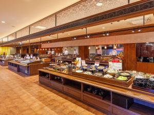 ObamaYukai Resort Unzen Toyokan的一间提供自助餐的餐厅