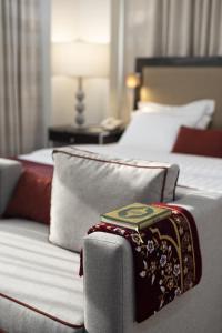 麦加Al Joud Boutique Hotel, Makkah的一张位于酒店客房的床铺,上面有枕头