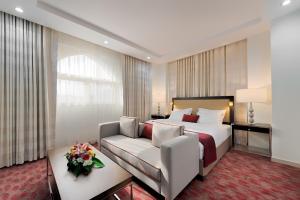 麦加Al Joud Boutique Hotel, Makkah的酒店客房,配有床和沙发