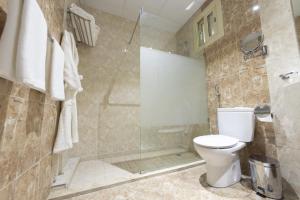 麦加Al Joud Boutique Hotel, Makkah的一间带卫生间和淋浴的浴室