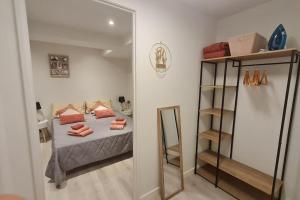 维也纳L'échappée Belle的一间卧室配有一张带粉红色枕头和镜子的床