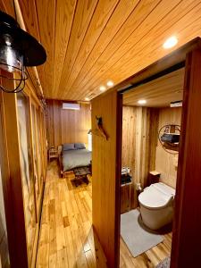 富士河口湖Fuji Dome Glamping的一间带卫生间的浴室和一张位于客房内的床。