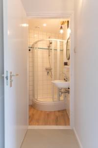 登堡Bed & Bike Op Texel的带淋浴和盥洗盆的浴室