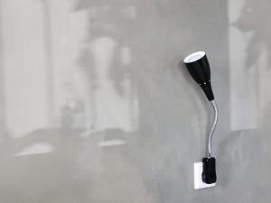 Den DungenStudio Nok bij Den Bosch的挂在墙上的黑色电话