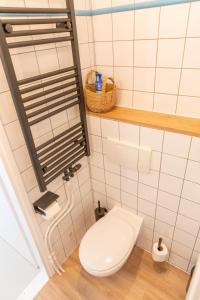 登堡Bed & Bike Op Texel的一间位于客房内的白色卫生间的浴室