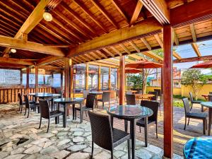 别府Yukai Resort Premium Hotel Fugetsu的带桌椅和桌椅的带顶棚的庭院