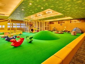 别府Yukai Resort Premium Hotel Fugetsu的儿童游乐区,设有绿色地板