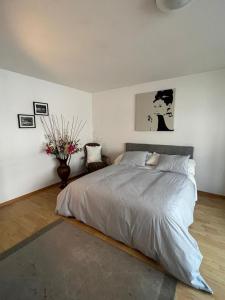 巴塞尔Schweiz (302)的一间卧室配有一张大床和花瓶