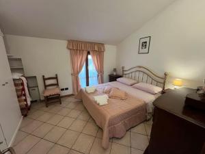 维亚雷焦Vacanze Versilia的一间卧室设有一张大床和一个窗户。