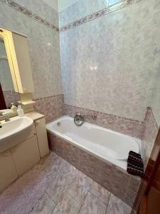 维亚雷焦Vacanze Versilia的带浴缸和盥洗盆的浴室