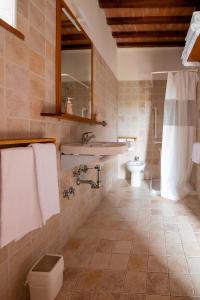 古比奥Casale Rancaglia的一间带水槽和卫生间的浴室
