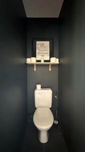 托农莱班Destination Léman的浴室设有黑色墙壁上的白色卫生间