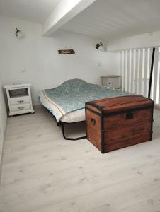 Le CailarStudio en Petite Camargue的一间卧室配有一张带木制槽的床