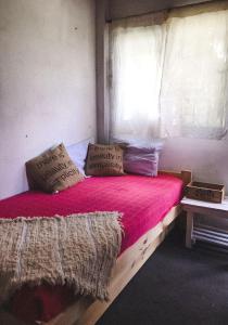 ConcordiaCampo Verde III的一间卧室配有一张带粉色床单和枕头的木床。