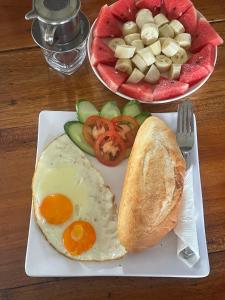枚州县Mai Chau Hillside Homestay的包括鸡蛋、面包和一盘水果的早餐盘