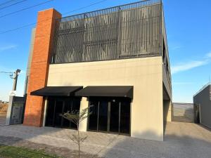 锡诺普Studios Mobiliados - Ambar Ipanema的砖砌的建筑,上面有黑色遮阳篷