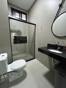 锡诺普Studios Mobiliados - Ambar Ipanema的浴室配有卫生间、淋浴和盥洗盆。
