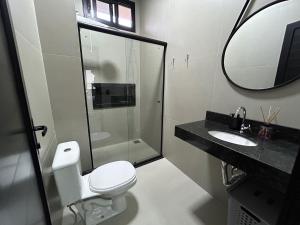 锡诺普Studios Mobiliados - Ambar Ipanema的一间带卫生间、水槽和镜子的浴室
