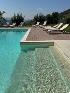 阿格罗波利乐托瑞特别墅酒店的一个带躺椅的游泳池