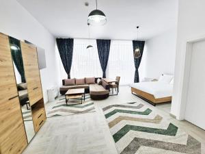 大克拉杜沙Hotel Balon的客厅配有沙发和1张床