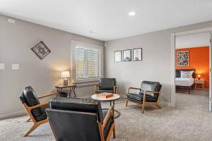 拉皮德城Modern Home-Garage-Scenic Patio的客厅配有椅子和桌子