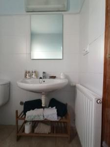 Sant Climent SescebesPagés的一间带水槽和镜子的浴室