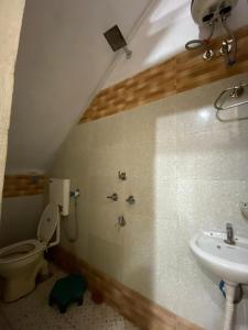 乌贾因sun guest house的一间带卫生间和水槽的浴室