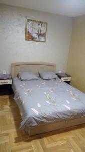 兹拉蒂博尔Apartman Dinić Zlatibor的一间卧室,床上放着鲜花