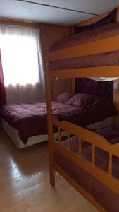 普孔Cabaña Agradable的一间卧室设有两张双层床和一扇窗户。