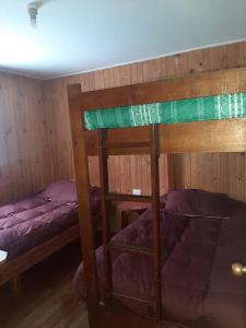 Cabaña Agradable客房内的一张或多张双层床