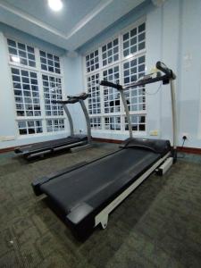 HithadhooVista Villa的一间健身房,里面设有三台跑步机,房间设有窗户