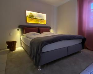 温特贝格An den Bergwiesen的一间卧室配有一张壁画床