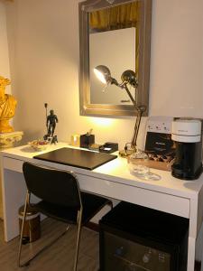 博洛尼亚DolceVita Suite Boutique的一张桌子,上面有台灯和镜子