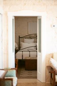 洛科罗通多Holiday Home Cosimo的卧室配有一张床铺,位于带开放式门廊的房间