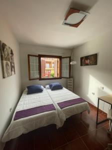 下布雷尼亚Lourdes 1 casa compartida solo con la anfitriona的一间卧室设有一张大床和一个窗户。